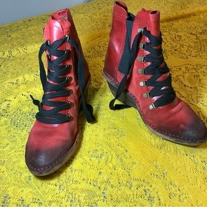 Fly London wedge boots color red size 40 Portugal. USA 9.5, suede.